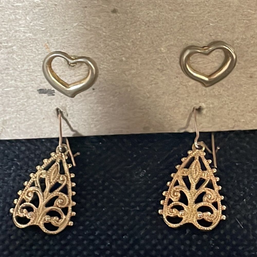Four sets of earrings - Picture 2 of 4